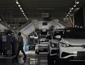 سيارات كهربائية داخل مصنع "فولكس واجن" الذي تشغله شريكتها المحلية "إس إيه آي سي موتور" في شنغهاي، في الصيف الماضي - المصدر: بلومبرغ