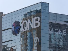 كاميرا مراقبة (يسار الصورة)، أمام مقر بنك قطر الوطني في الدوحة - المصدر: بلومبرغ