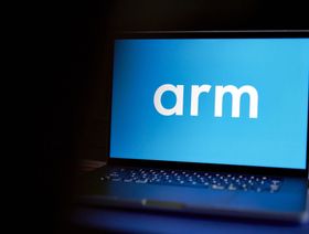 شعار شركة "أرم" على كمبيوتر محمول في نيويورك، أميركا - المصدر: بلومبرغ