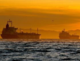 ناقلات نفط ترسو بالقرب من ميناء لونغ بيتش، كاليفورنيا - المصدر: بلومبرغ