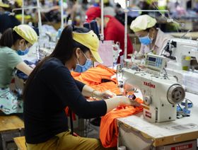 عمال ينكفئون على ماكينات خياطة داخل مصنع "تاي سون إس. بي." للملابس في مقاطعة بنه توان في فيتنام - المصدر: بلومبرغ
