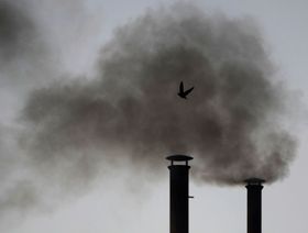 الصين تسجن 47 مسؤولاً بشركات الصلب لتزوير بيانات الانبعاثات