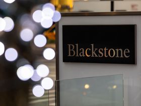 لافتة تحمل شعار "بلاكستون" خارج مقر المجموعة في نيويورك - المصدر: بلومبرغ
