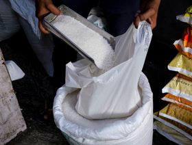 الهند تخفض صادرات السكر وسط عطش العالم لمزيد من الإمدادات