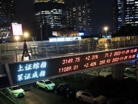 المتداولون الصينيون يراهنون على الأسهم طويلة المدى بعد إعادة فتح النشاط