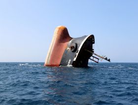 سفينة الشحن "روبيمار" غارقة جزئياً قبالة سواحل اليمن، في 7 مارس 2024 - المصدر: بلومبرغ