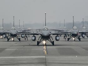 مقاتلات أمريكية الصنع من طراز "إف 16" على مدرج في قاعدة جوية في شيا يي، جنوب تايوان - المصدر: بلومبرغ