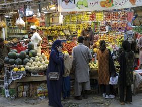 متسوقون يشترون الفواكه في أحد أسواق إسلام أباد، باكستان، 30 مارس 2024 - المصدر: بلومبرغ