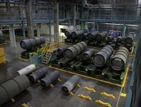 حاويات جاهزة للشحن تحتوي على يورانيوم مخصب بمنشأة التخصيب التابعة لشركة "يورينكو يو إس إيه" في نيو مكسيكو - المصدر: بلومبرغ