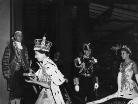 الملكة إليزابيث الثانية مرتدية ساعة "جيجر لوكولتر" (Jaeger-LeCoultre) النحيلة حول معصمها الأيسر، خلال تتويجيها في 2 يونيو 1953 في دير وستمنستر، لندن، المملكة المتحدة - المصدر: غيتي إيمجز
