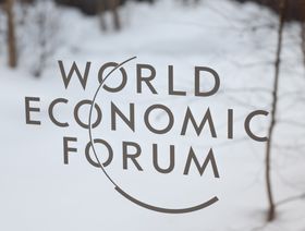 شعار المنتدى الاقتصادي العالمي على نافذة بمركز المؤتمرات، دافوس، سويسرا - المصدر: بلومبرغ