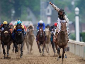 الفارس كالفن بوريل على ظهر "ماين ذات بيرد" وهما يعبران خط النهاية ليفوزا بالنسخة 135 من سباق "كنتاكي ديربي" لعام 2009، في مدينة لويفيل، ولاية كنتاكي، الولايات المتحدة - المصدر: بلومبرغ