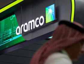 شعار "أرامكو السعودية" معروض خلال معرض ومؤتمر أبوظبي الدولي للبترول في أبوظبي، الإمارات العربية المتحدة. - المصدر: بلومبرغ
