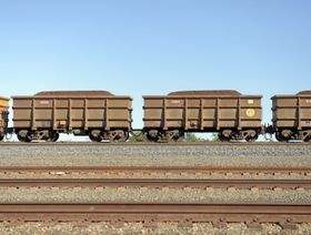 قطار شحن يحمل الحديد الخام يتحرك عبر مسار قرب ساحة سكك حديدية تابعة لشركة "ريو تينتو غروب" في كاراثا بولاية أستراليا الغربية في أستراليا  - المصدر: بلومبرغ