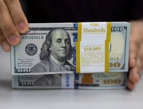 بلومبرغ: الدولار أفضل ملاذ وسط مخاوف إغلاق الحكومة الأميركية