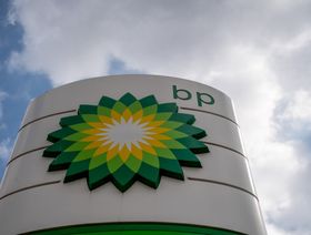 شعار شركة "بي بي" يزين واجهة مقر الشركة في لندن، المملكة المتحدة - المصدر: بلومبرغ