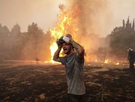 أجبر حريق في غابات شمال أثينا، السكان على الفرار من منازلهم خلال موجة الحر التي ضربت اليونان - المصدر: بلومبرغ