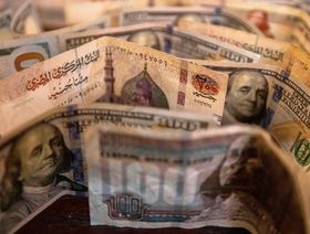 أوراق نقدية من الجنيه المصري والدولار الأميركي. - المصدر: بلومبرغ
