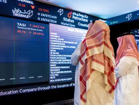 زائران يطلعان على أسعار الأسهم في سوق الأسهم السعودية "تداول" (صورة أرشيفية تعود ليوم 10 أبريل 2018) - المصدر: بلومبرغ
