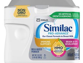 كانت مختبرات "أبوت" (Abbott) أول من أضاف سكريات "إتش إم أو" إلى تركيبة غذاء الرضع في علامتها التجارية "سيميلاك" (Similac). - المصدر: بلومبرغ