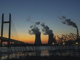 الأدخنة تتصاعد من محطة كهرباء ووجينغ في شنغهاي في الصين - المصدر: بلومبرغ