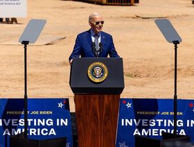 الرئيس الأميركي جو بايدن خلال فعالية في مجمع "إنتل أوكوتيلو" بمدينة تشاندلر بولاية أريزونا في الولايات المتحدة بتاريخ 20 مارس 2024  - المصدر: بلومبرغ