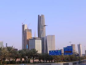 الرياض تضع عينها على 7 آلاف شركة عالمية وسط اشتداد المنافسة مع دبي