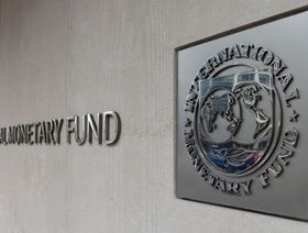 شعار صندوق النقد الدولي معلق على جدار المقر الرئيسي للصندوق في واشنطن العاصمة. الولايات المتحدة الأميركية - المصدر: بلومبرغ