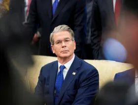 وزير الخزانة الأميركي سكوت بيسينت خلال اجتماع بين الرئيس دونالد ترمب ورئيس الفلبين فرديناند ماركوس الابن، في المكتب البيضاوي بالبيت الأبيض في واشنطن العاصمة، الولايات المتحدة، في 22 يوليو 2025 - رويترز