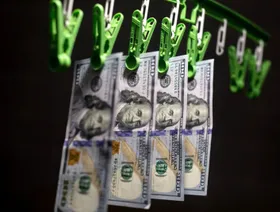 الدولار يصعد بأكبر معدل شهري مع لجوء المستثمرين للملاذات الآمنة