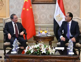 مصطفى مدبولي، رئيس مجلس الوزراء المصري (يميناً) ونظيره الصيني، لي تشيانغ - المصدر: الصفحة الرسمية لرئاسة مجلس الوزراء المصري - الشرق