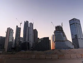 موقع بناء بجوار ناطحات السحاب على الأرض المحيطة بمركز الملك عبد الله المالي في الرياض، المملكة العربية السعودية - المصدر: بلومبرغ