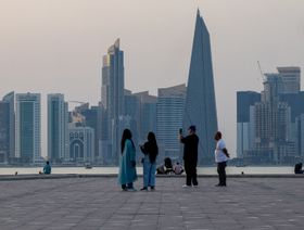 زوار يلتقطون الصور مقابل مركز قطر المالي في الدوحة، قطر، الاثنين 19 مايو 2025 - بلومبرغ