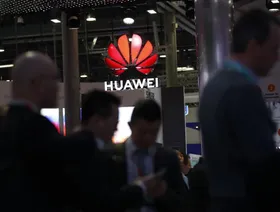 شعار "هواوي" يعلو جناحاً تسويقياً للشركة خلال أحد المعارض - بلومبرغ