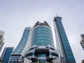 شعار "جي إف إتش" (gfh) يزين واجهة مبنى تابع للشركة المالية. - الشركة