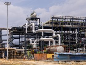 أنابيب تكرير في موقع مصفاة النفط ومصنع الأسمدة في منطقة إيبيجو ليكي في لاغوس، نيجيريا - المصدر: بلومبرغ