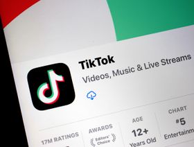 شعار تطبيق "تيك توك" على شاشة هاتف ذكي - المصدر: غيتي إيمجز