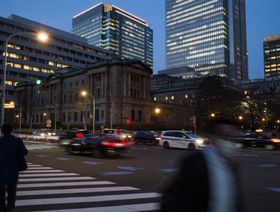مشاة أمام المقر الرئيسي لبنك اليابان في طوكيو، اليابان - المصدر: بلومبرغ