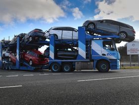 ناقلة سيارات تغادر مصنع "فوكسهول" في ميناء "إليسمير"، المملكة المتحدة - المصدر: بلومبرغ