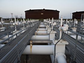 نظام متعدد الجوانب لتوجيه النفط بالقرب من صهاريج تخزين، أوكلاهوما ، الولايات المتحدة - المصدر: بلومبرغ