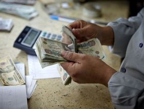 الجنيه المصري يواصل الهبوط صوب سعر السوق الموازية