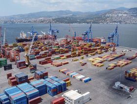 رافعات وحاويات شحن في ميناء إزمير التجاري في تركيا - المصدر: بلومبرغ