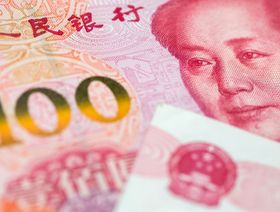 أوراق نقدية صينية من فئة مائة يوان تم ترتيبها لالتقاط صورة لها في هونغ كونغ، الصين - المصدر: بلومبرغ