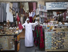 عُمان تفرض حظراً على حركة الأفراد والأنشطة التجارية ليلاً لمواجهة \"كورونا\"