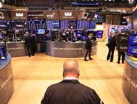 متداولون يعملون داخل مقر بورصة نيويورك في مدينة نيويورك، الولايات المتحدة - المصدر: بلومبرغ