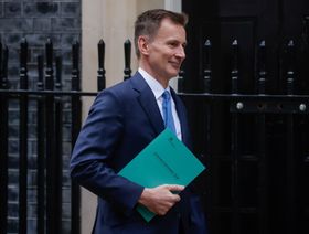 وزير الخزانة جيريمي هَنت يغادر داونينغ ستريت لإلقاء بيان الخريف - المصدر: بلومبرغ