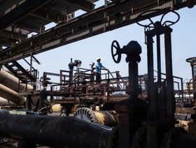 عامل يضبط مضخات الغاز الطبيعي المسال في هالديا، الهند - المصدر: بلومبرغ