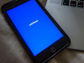 أكبر بورصة عملات مشفرة في أمريكا تجمد التوظيف \"على المدى المنظور\"