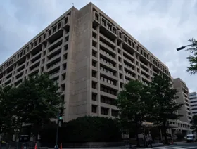 صندوق النقد يتوقع تباطؤ الاقتصاد الأميركي تحت وطأة رسوم ترمب الجمركية