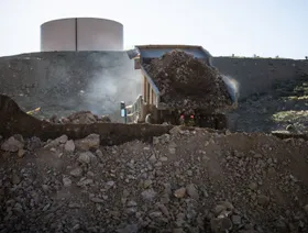 شاحنة  تفرغ خام المعادن في منجم ماونتن باس التابع لشركة "إم بي ماتيريالز كورب" في ماونتن باس بولاية كاليفورنيا. - بلومبرغ